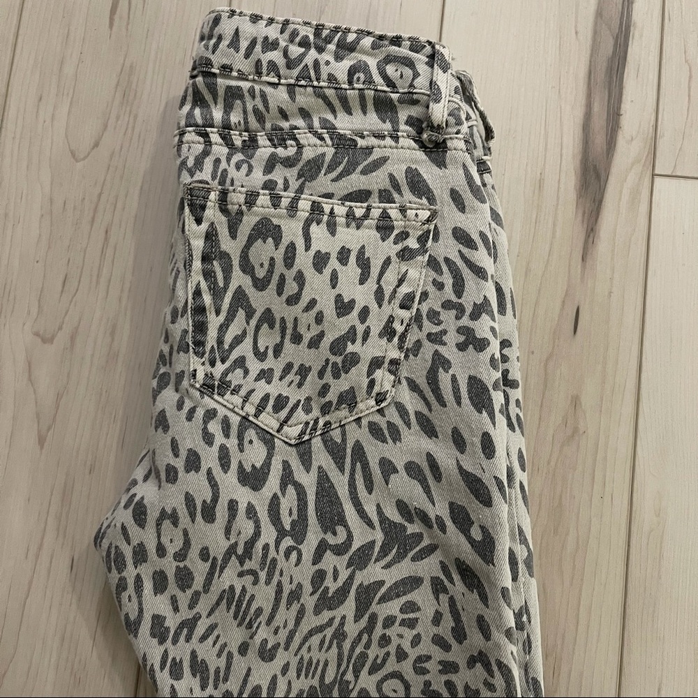 🌿I love H 81- Light washed gray Cheetah animal print skinny  jeans size 25🌿 - Picture 8 of 8